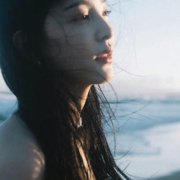 屏住呼吸：挑战冰潜纪录